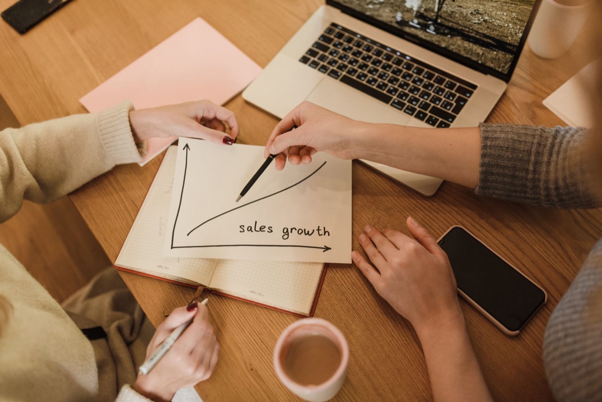 Equipo de ventas usando un CRM con KPIs