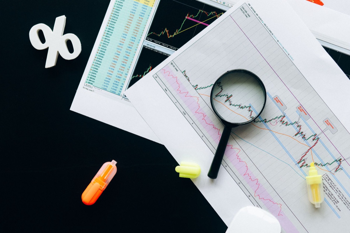 Gráficos de crecimiento empresarial y capital psicológico.