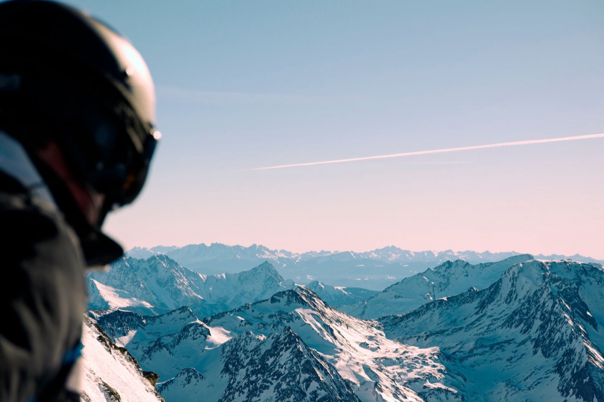 Un grimpeur atteignant le sommet d'une montagne, illustrant l'accomplissement et la motivation.
