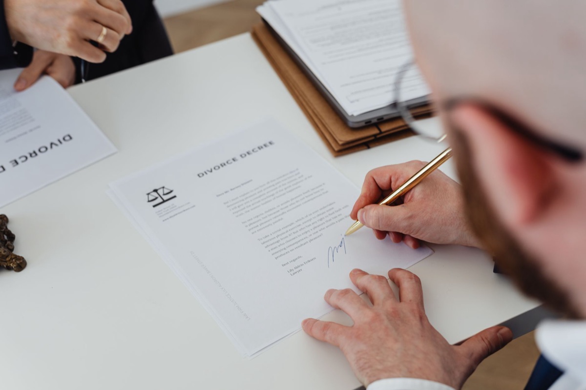 Een pen op een contract vooroverleuning.