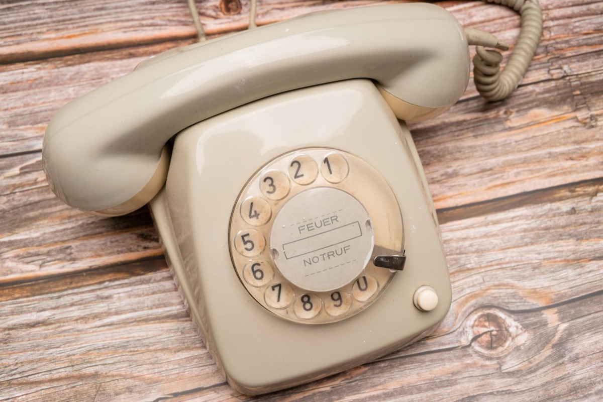 Téléphone fixe ancien sur bois