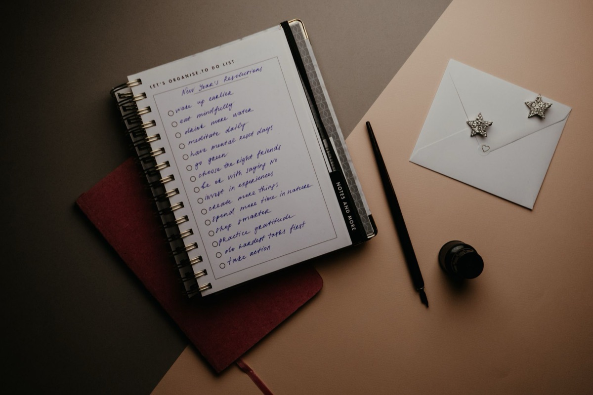Cahier et plume sur bois