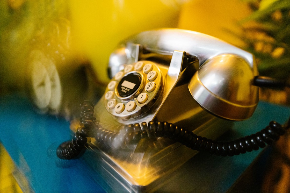 Vecchio telefono fisso sulla scrivania
