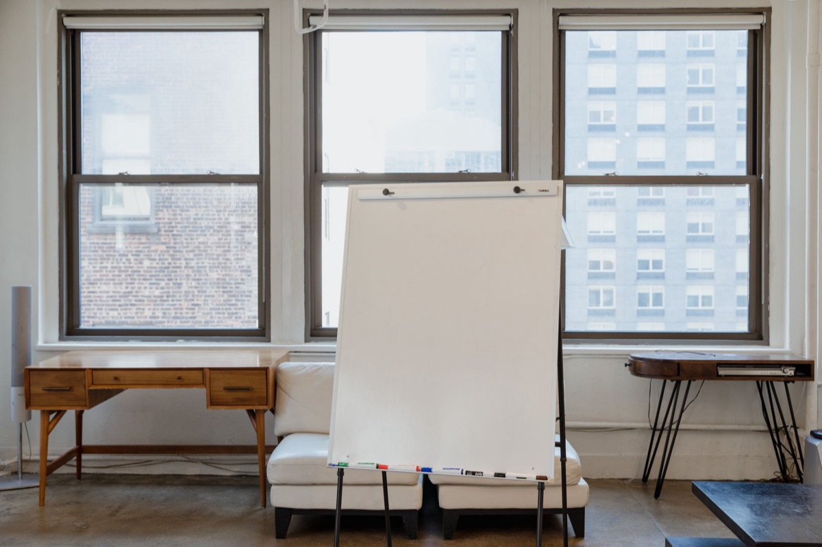 kantoor met whiteboards