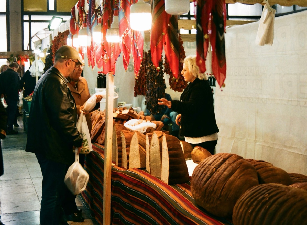 un vendeur parle à des clients dans un marché
