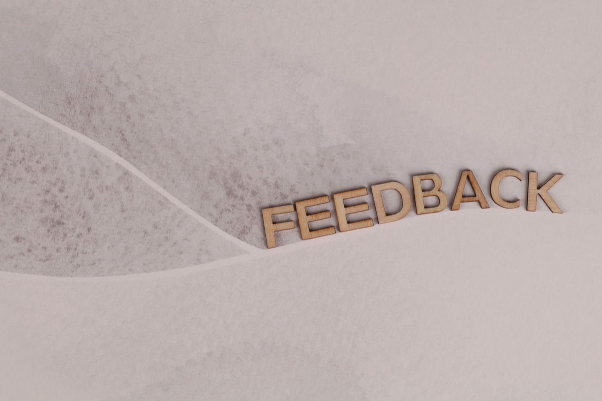 klantfeedback formulier op tafel