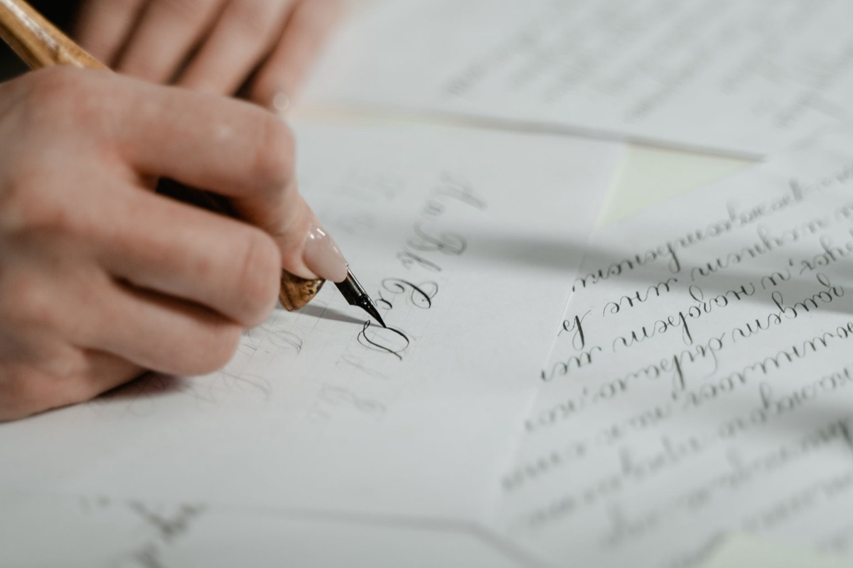 Un stylo plume élégant signant un document, représentant la conclusion d'une vente.