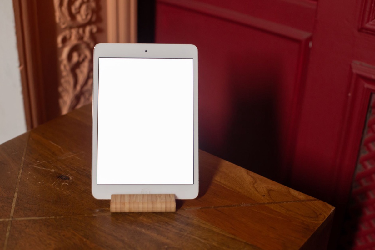 Tablet con grafico di crescita professionale