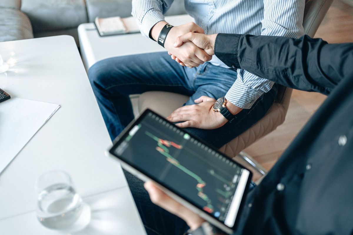 Stretta di mano tra partner commerciali